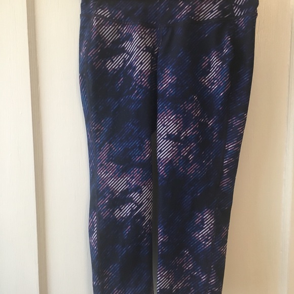 Old Navy Active Capri Length Pants with Free Gift - Picture 2 of 5